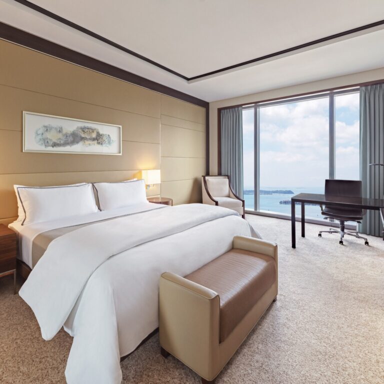 1 1200 x 1200 The Westin Singapore Club Room 1 King Bed Room High Floor EKNG